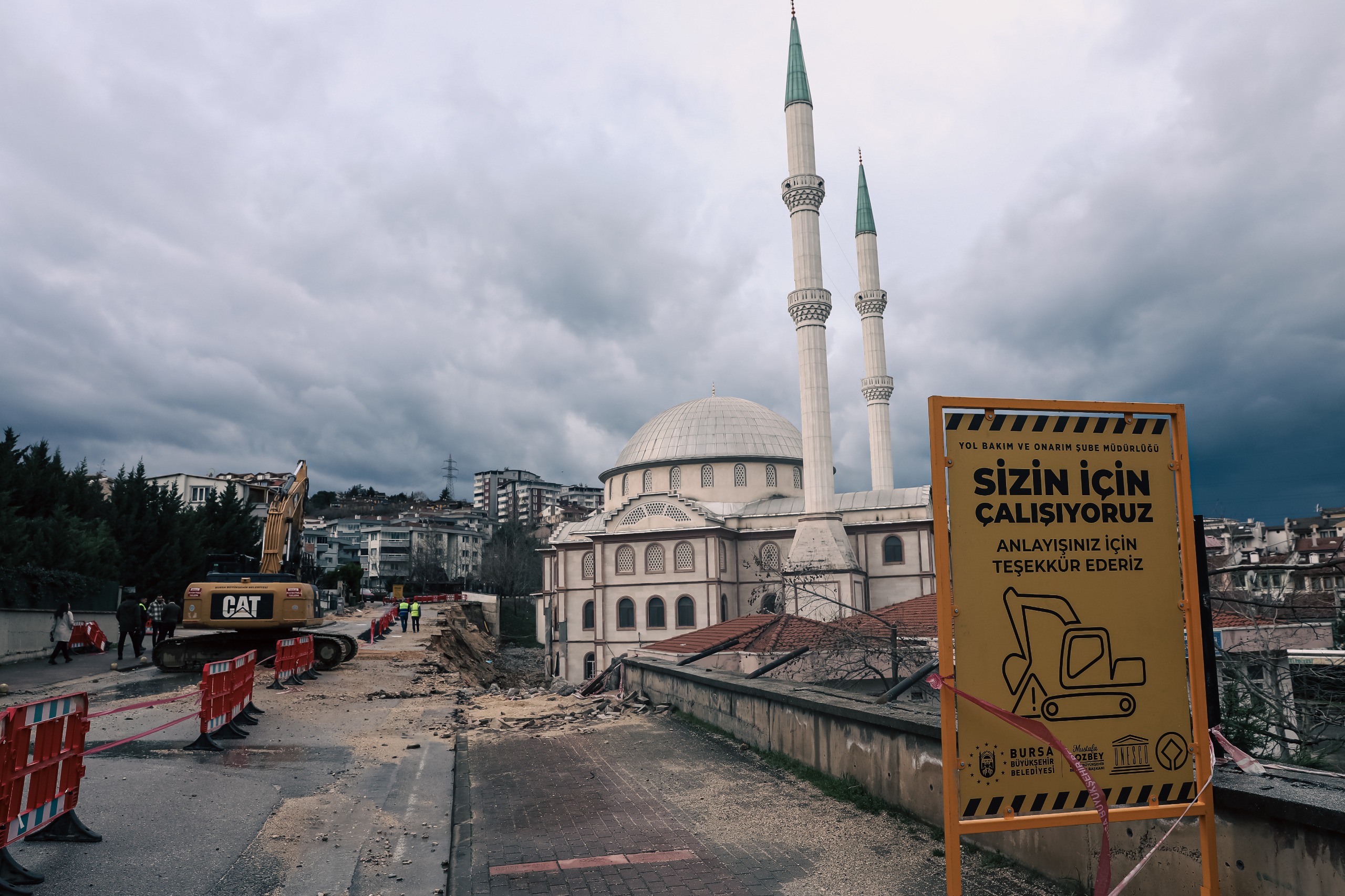 Nilüfer'de çöken istinat duvarı yenileniyor