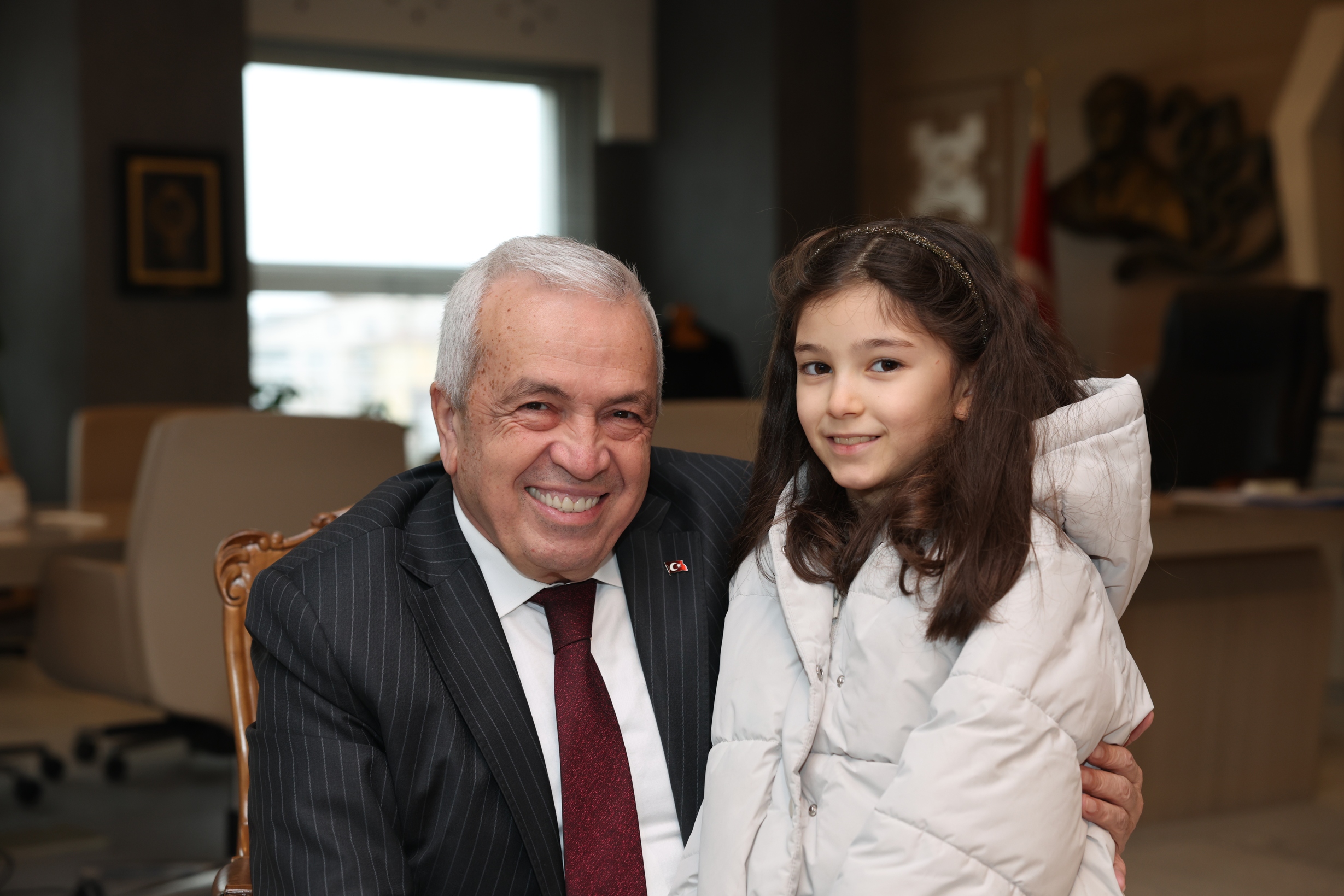 Badırgalı çocuklar el emeklerini Başkan Şadi Özdemir’e hediye etti