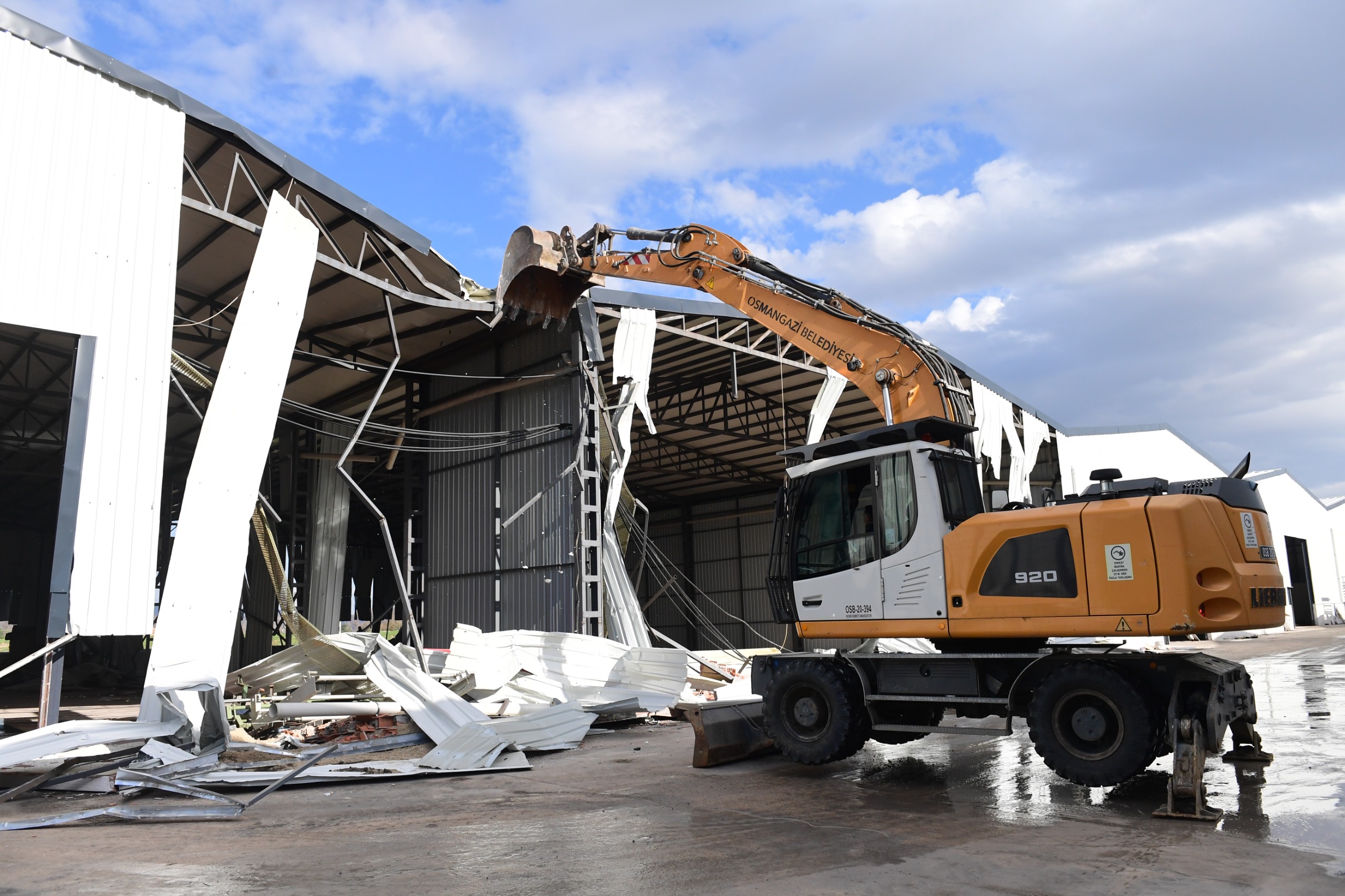 Osmangazi’de Tarım Arazilerindeki Kaçak Depolar Yıkılıyor
