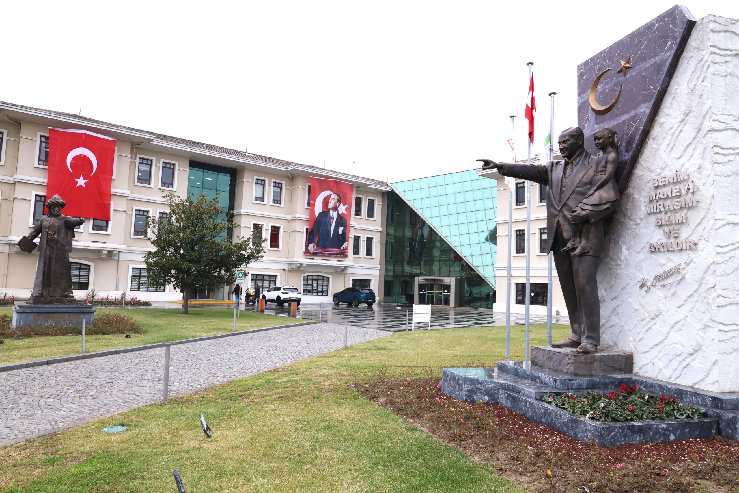 Osmangazi Belediyesi Binalarını Türk Bayraklarıyla Donattı