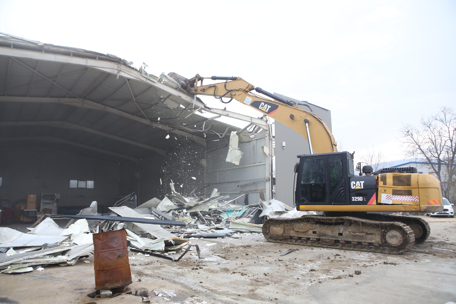 Nilüfer’de iki kaçak iş yeri yıkıldı