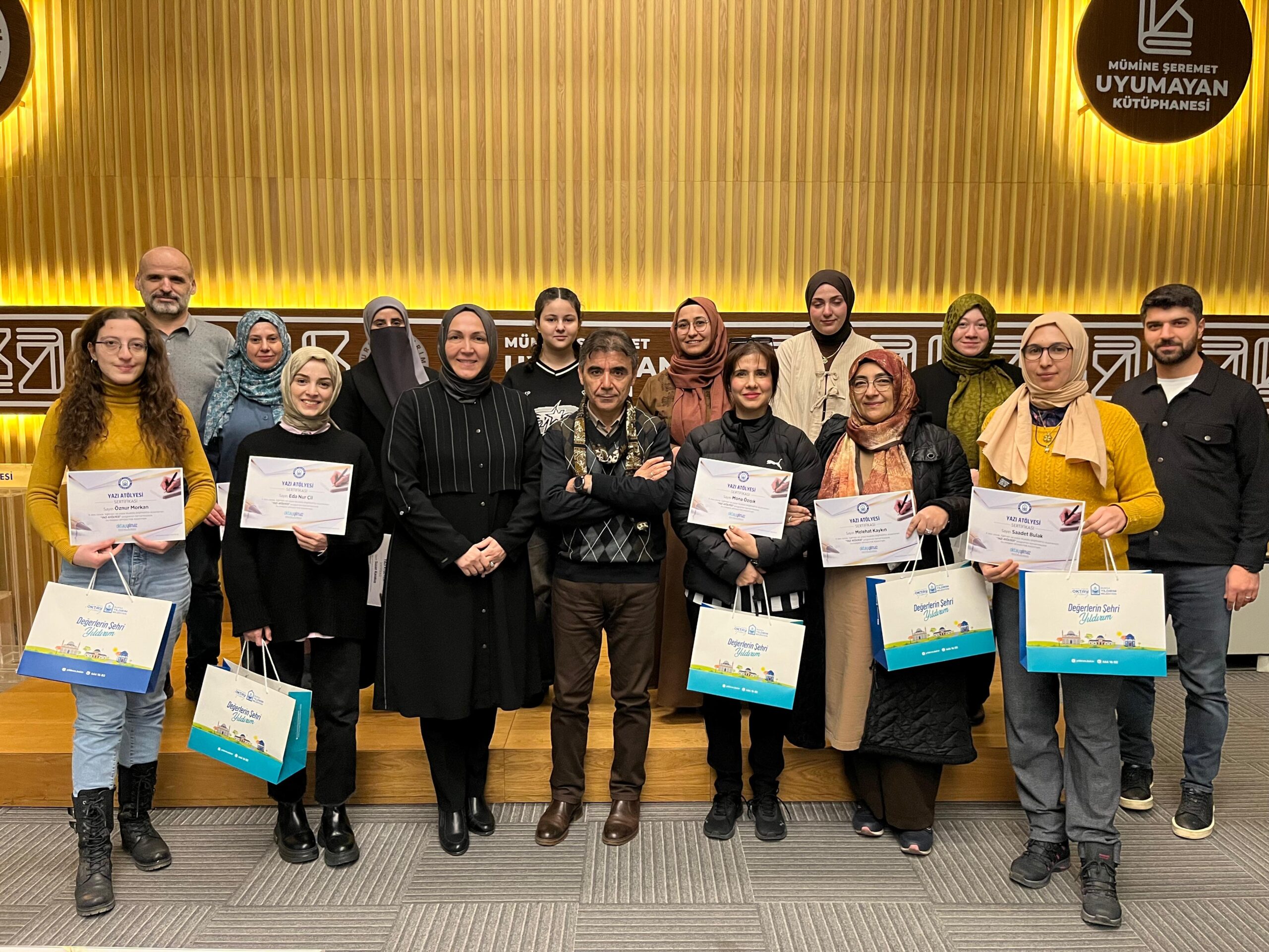 YAZI ATÖLYESİ İLK MEZUNLARINI VERDİ