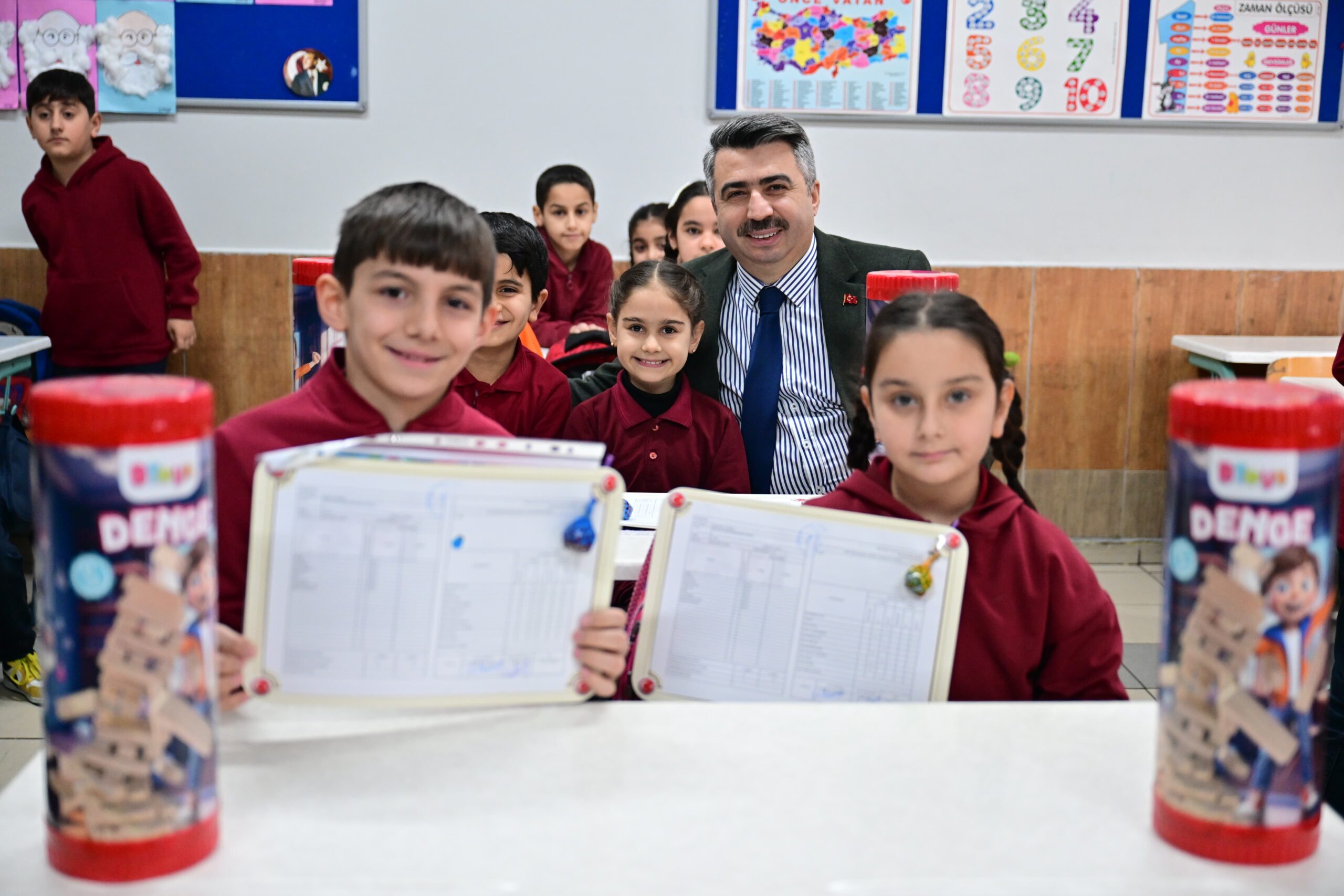 BAŞKAN YILMAZ, ÖĞRENCİLERİN KARNE HEYECANINA ORTAK OLDU