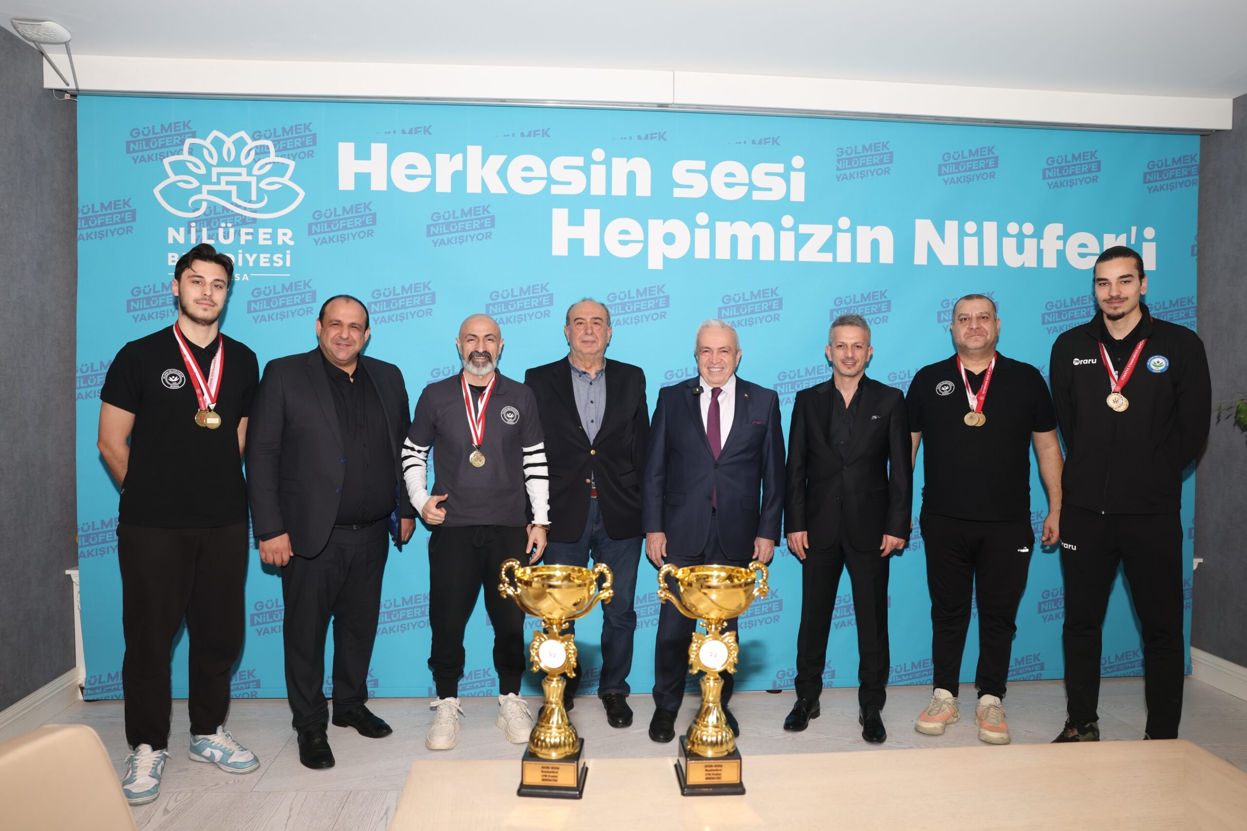 Nilüfer’in şampiyon kızları kupaları Başkan Şadi Özdemir’e getirdi