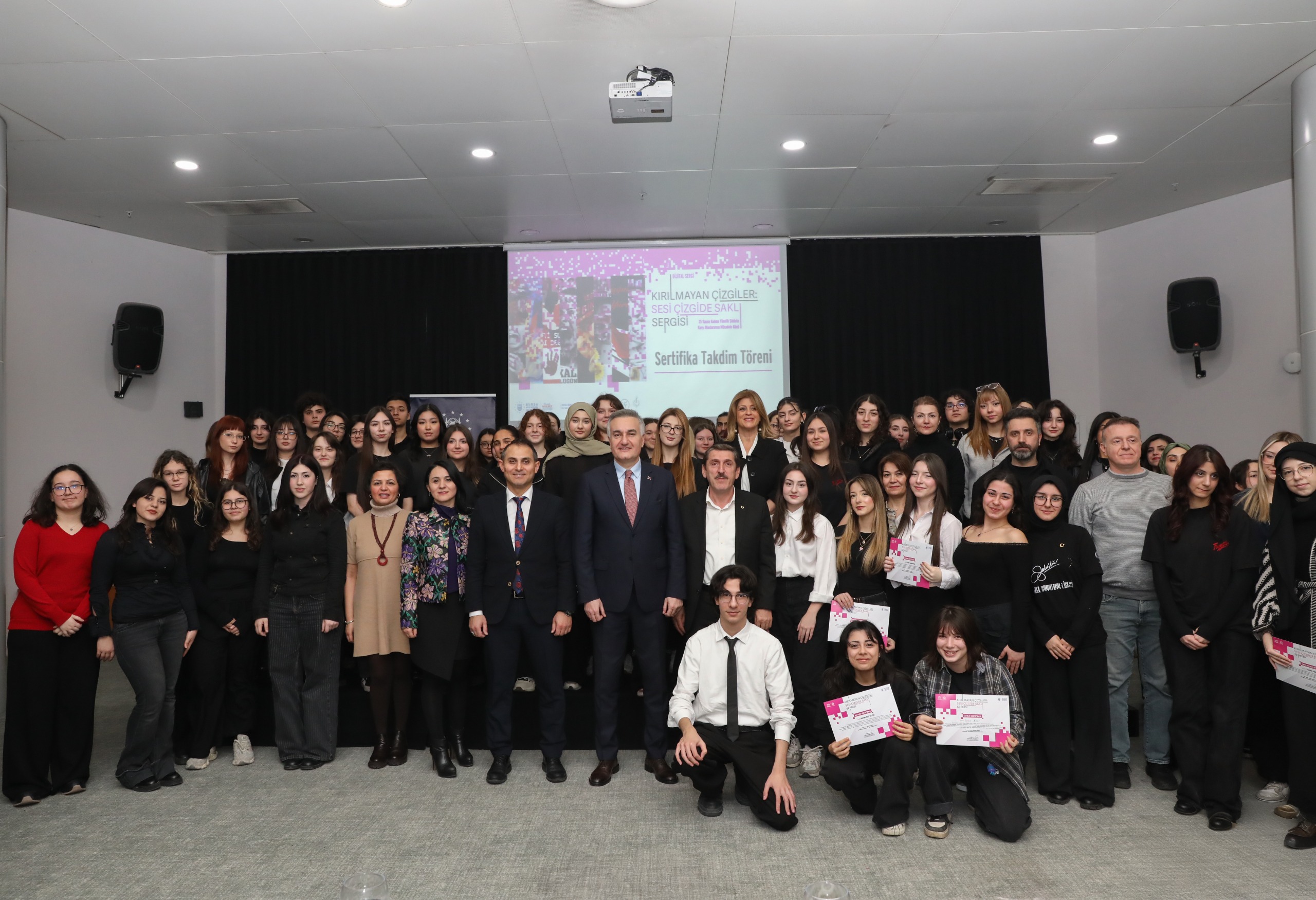 Şiddetsiz yaşama dijital sergiyle dikkat çektiler