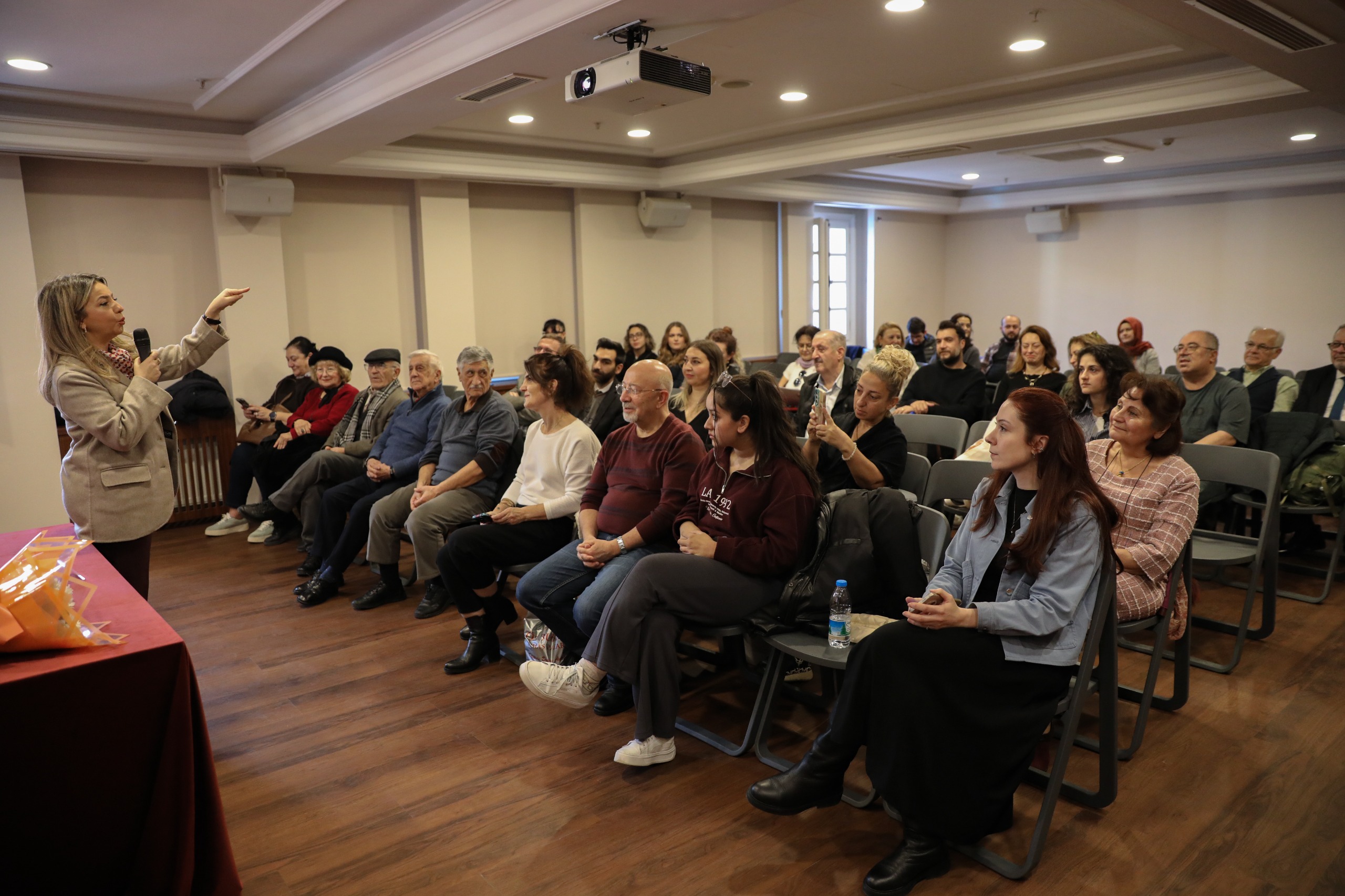 Bursa'da sanat ve düşüncenin ışığında sevgi konuşuldu