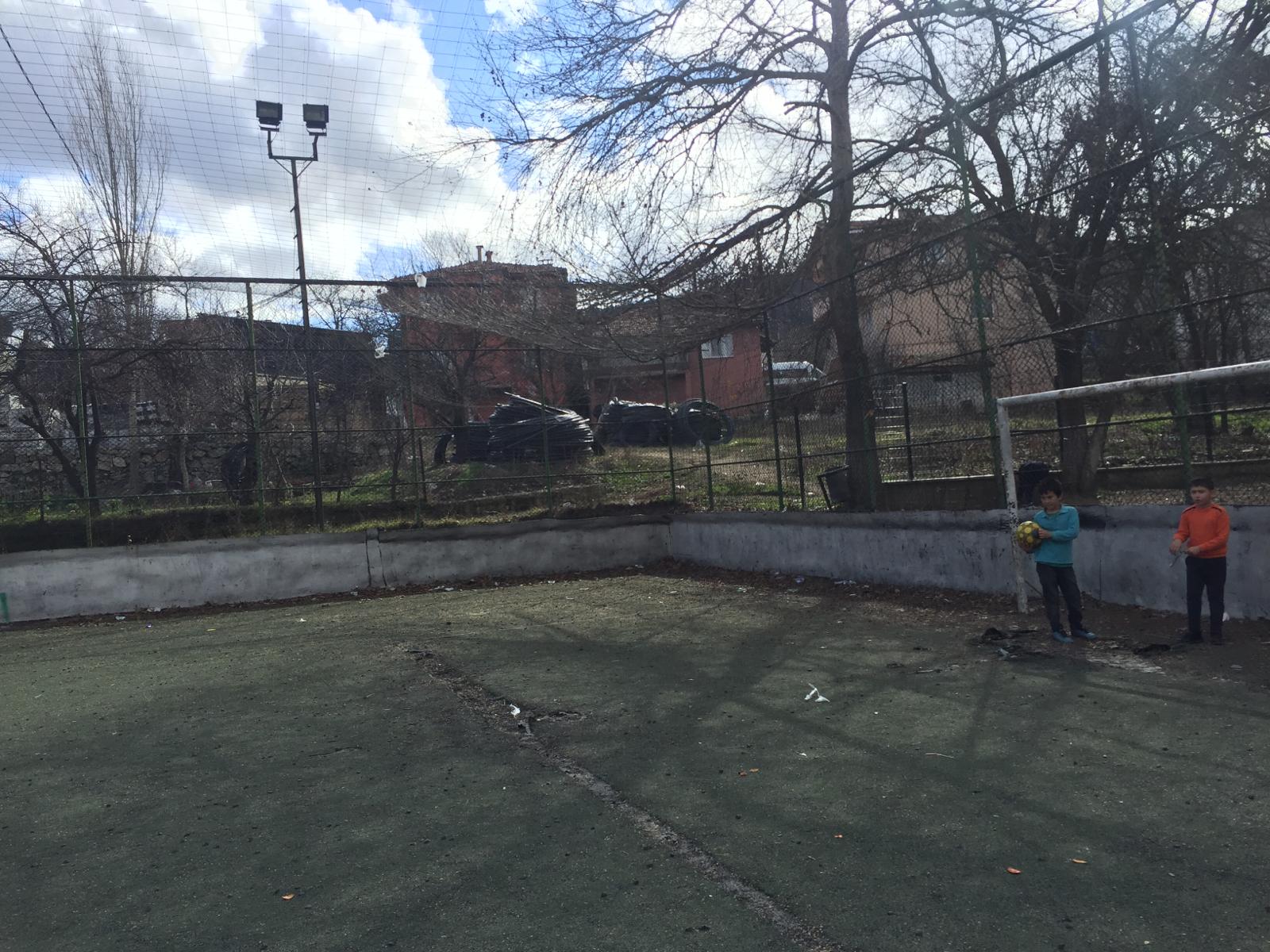 Büyükorhan'daki halı saha sil baştan yenilendi