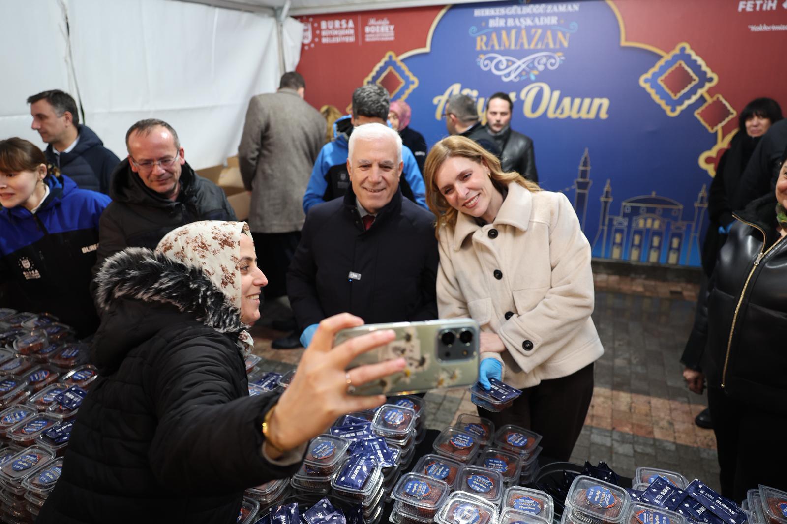 Ulu Cami'de Ramazan'a tatlı başlangıç