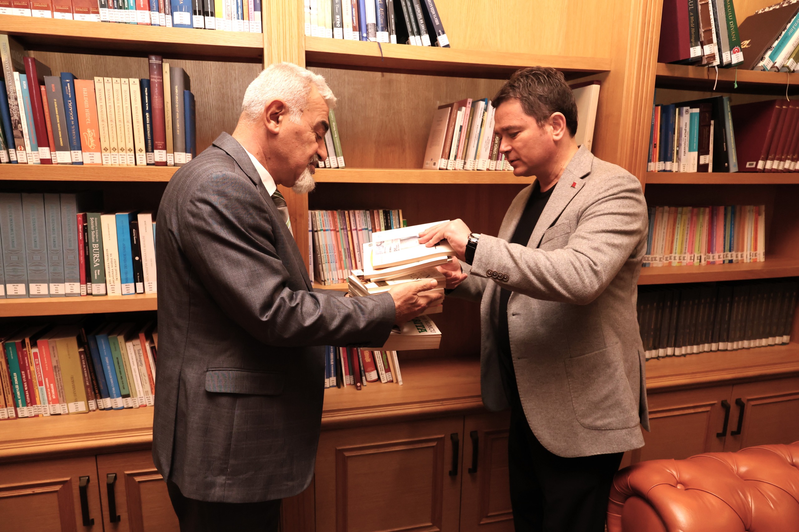 ÇGD Bursa Şubesi Osmangazi’ye Uğur Mumcu Kitaplarını Bağışladı