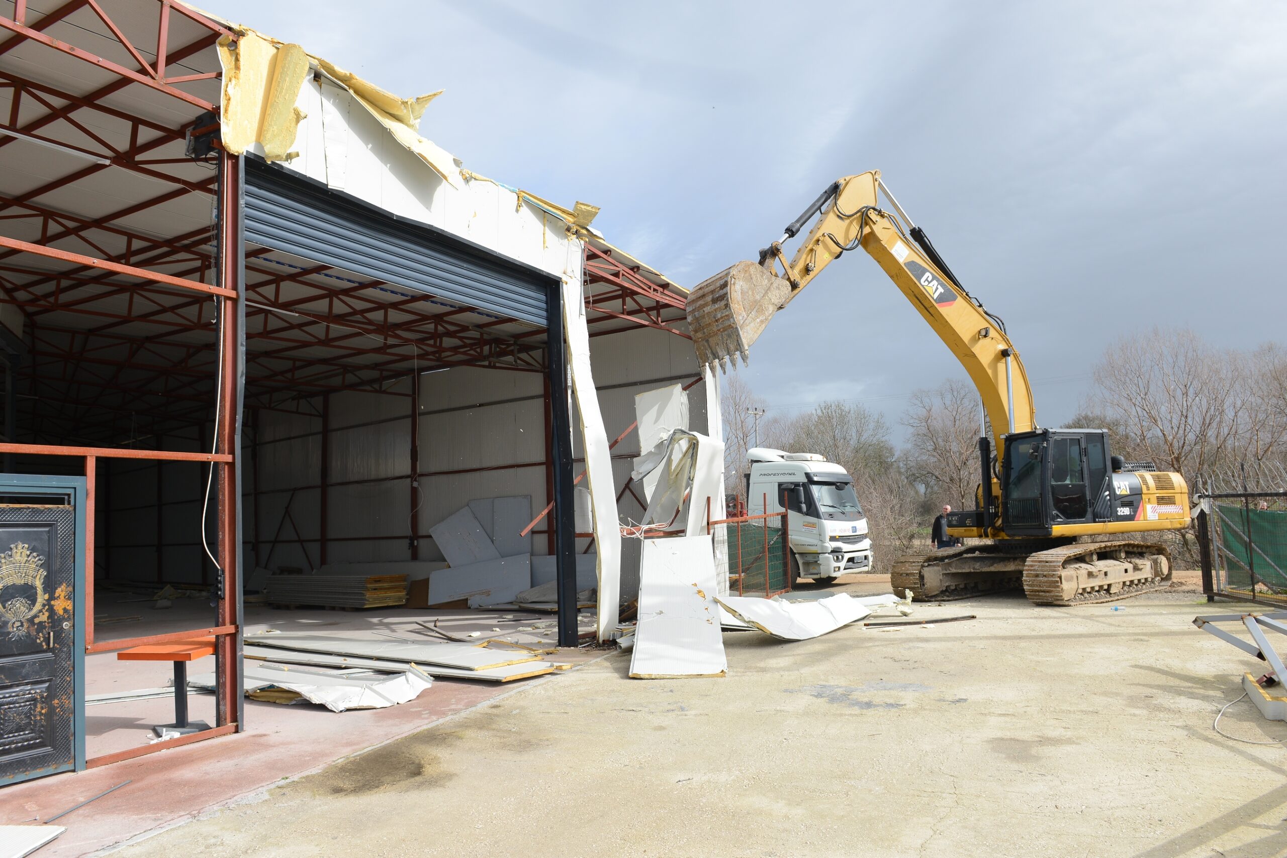 Nilüfer’de 3 noktada yıkım