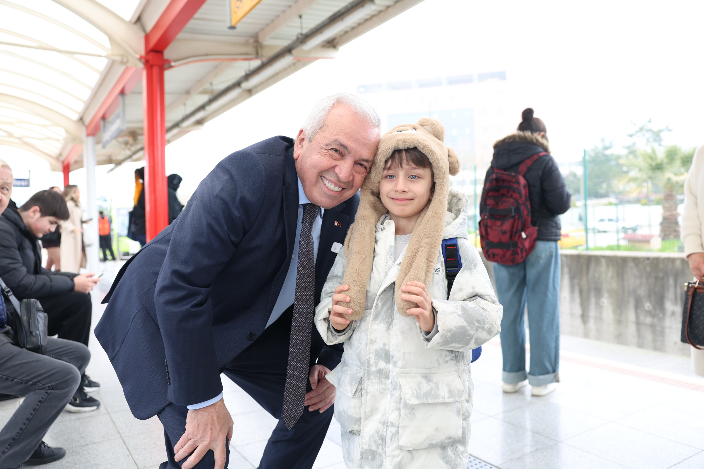 Başkan Şadi Özdemir’den mesai öncesi metro sürprizi