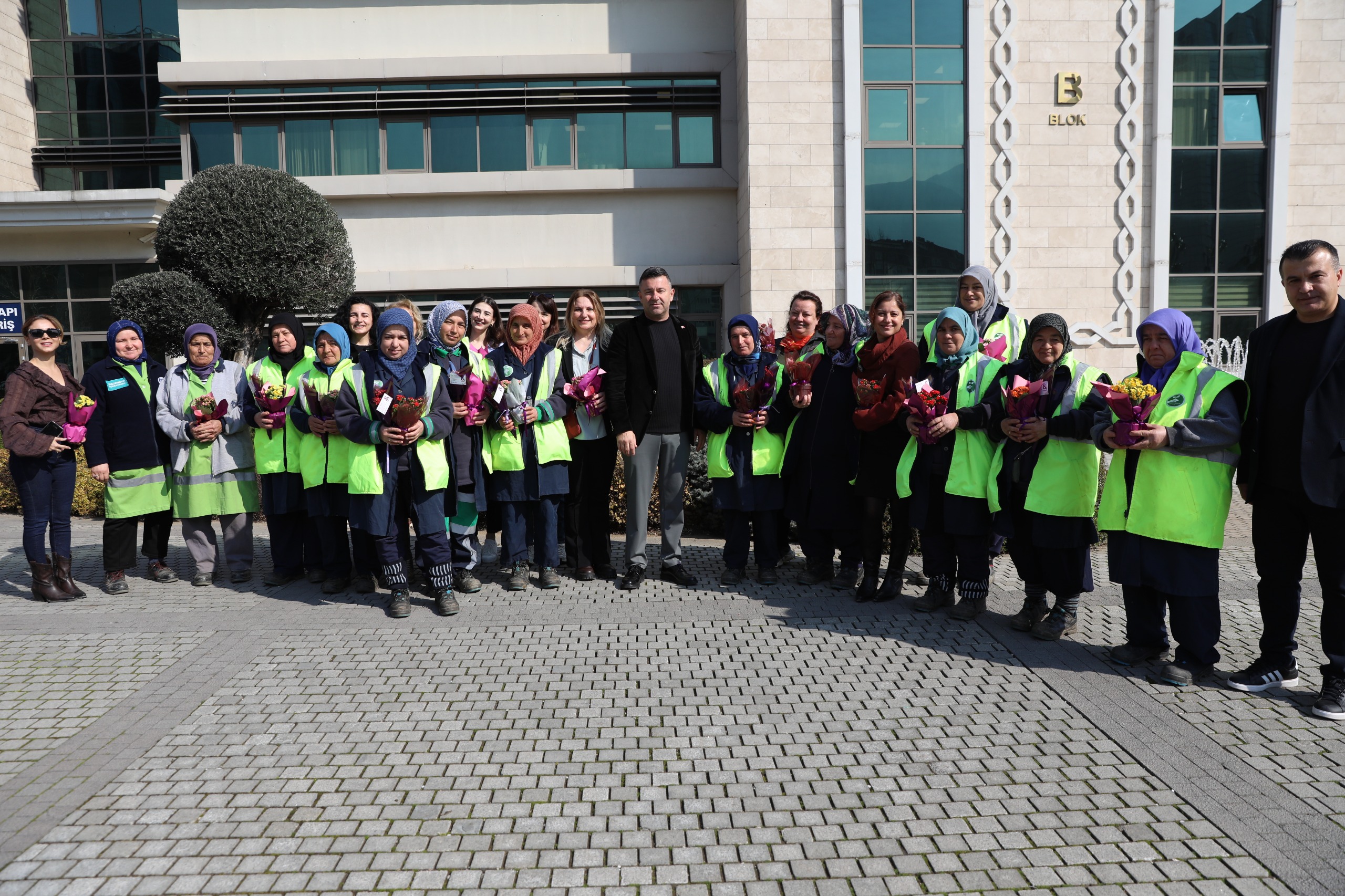 Büyükşehir'den kadın çalışanlara çiçek jesti
