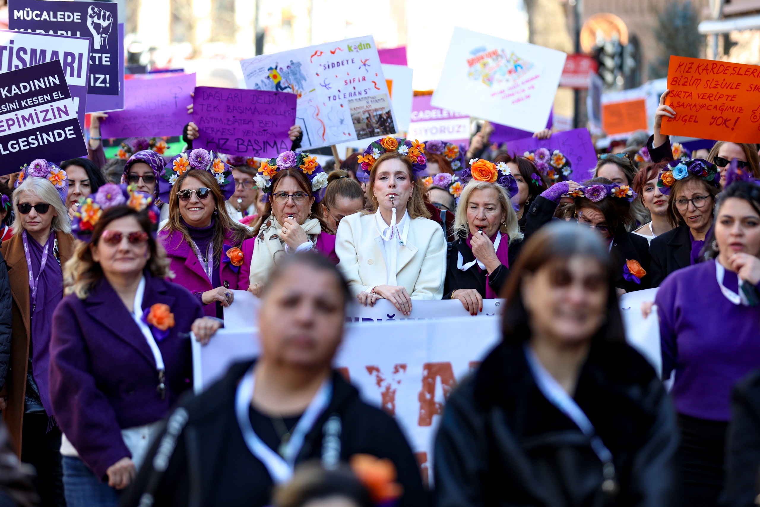 Kadınlar 8 Mart'ta eşitlik ve dayanışma için yürüdü