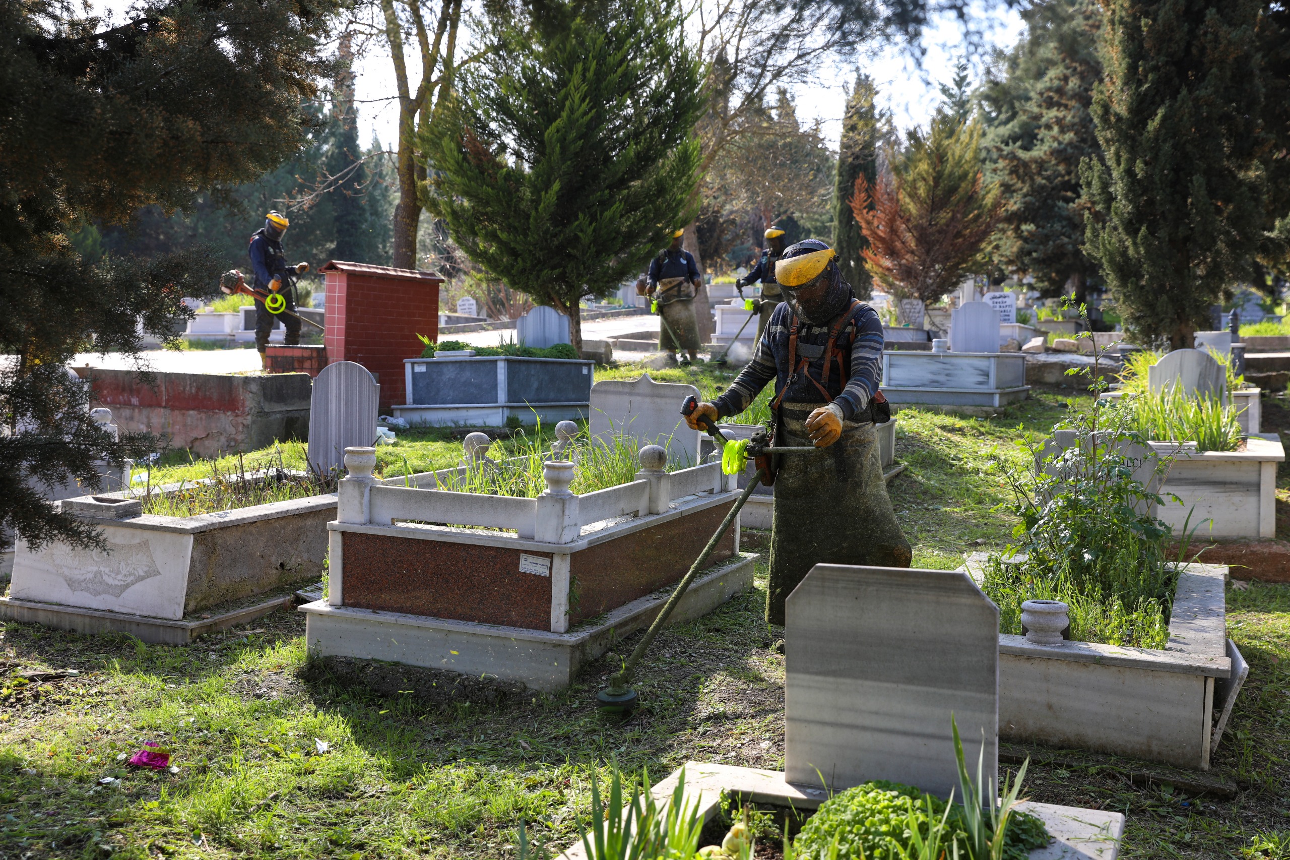 Bursa'da şehitlik ve mezarlıklar bayrama hazır
