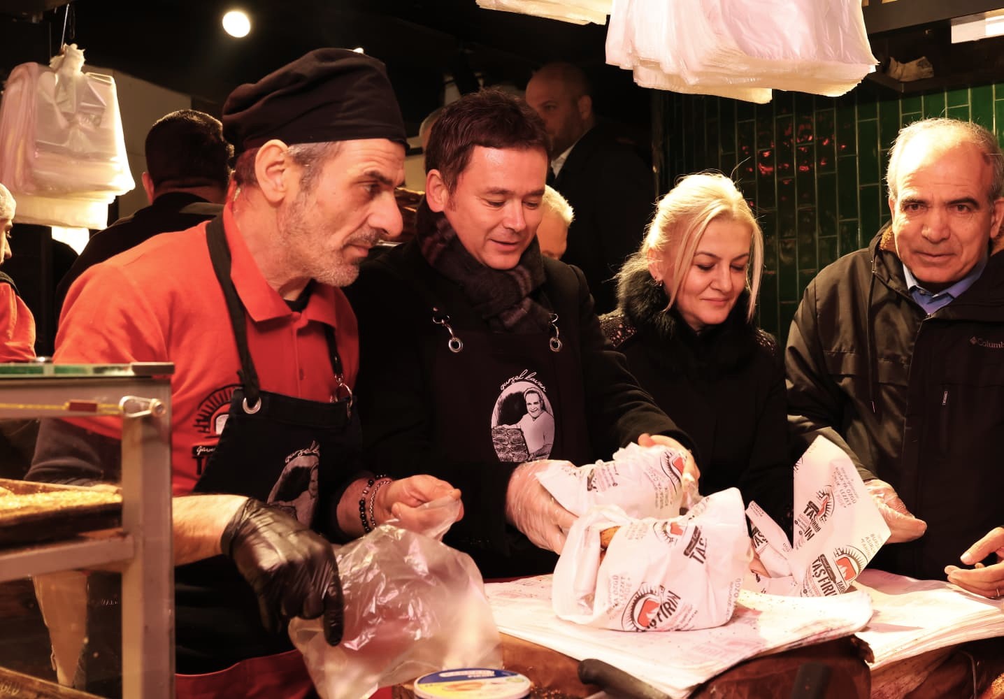 Başkan Erkan Aydın Abdal Meydanı’nda Vatandaşlarla Sahur Yaptı