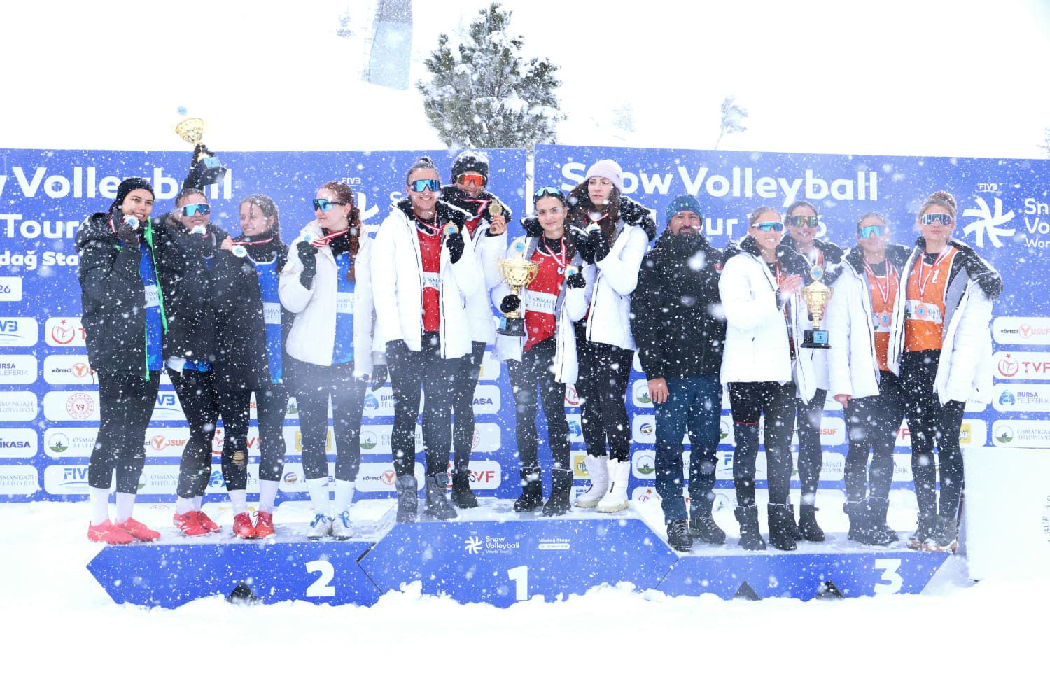 Osmangazi’den Uludağ’da Nefes Kesen Kar Voleybolu Şöleni