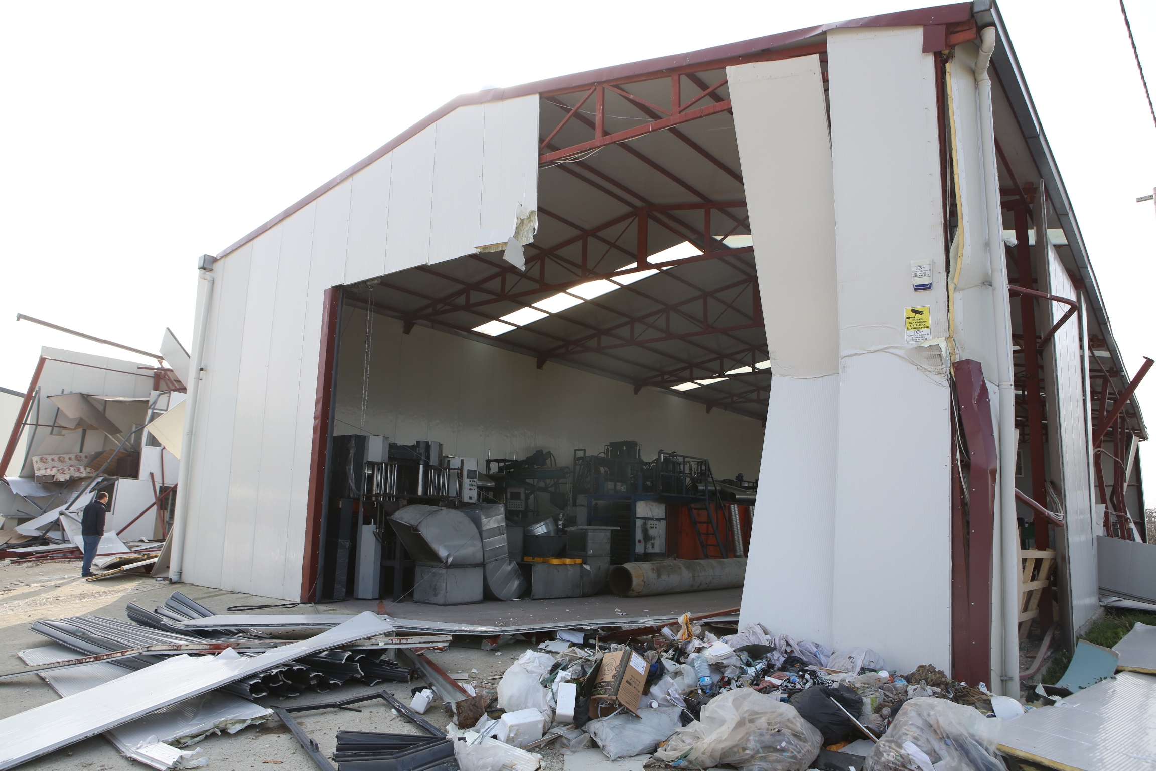 Nilüfer’de tarım alanındaki 900 metrekarelik kaçak yapı yıkıldı