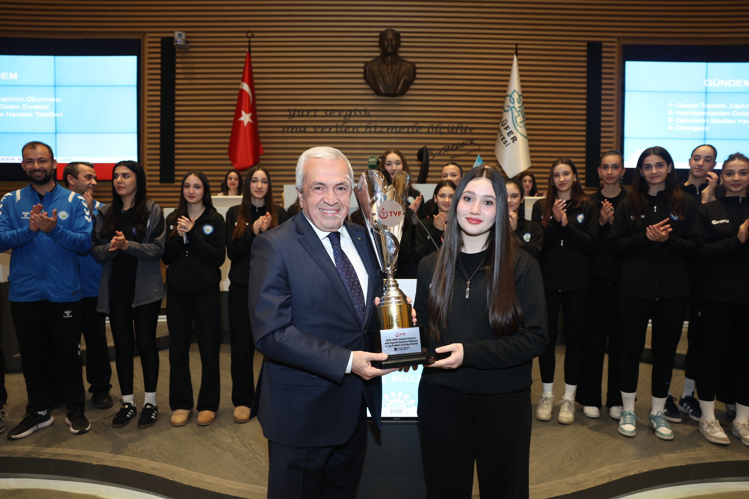 Nilüfer’in genç sporcuları başarılarını belediye meclisinde paylaştı