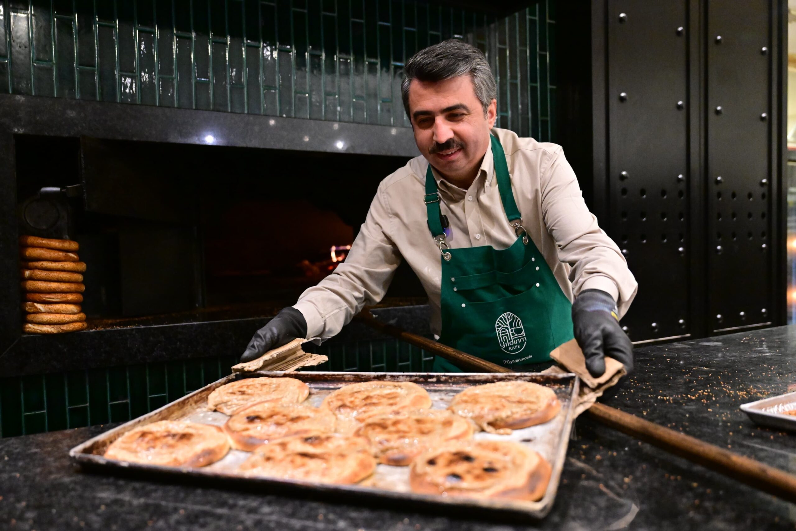 BAŞKAN YILMAZ ÖNCE PİŞİRDİ SONRA İKRAM ETTİ