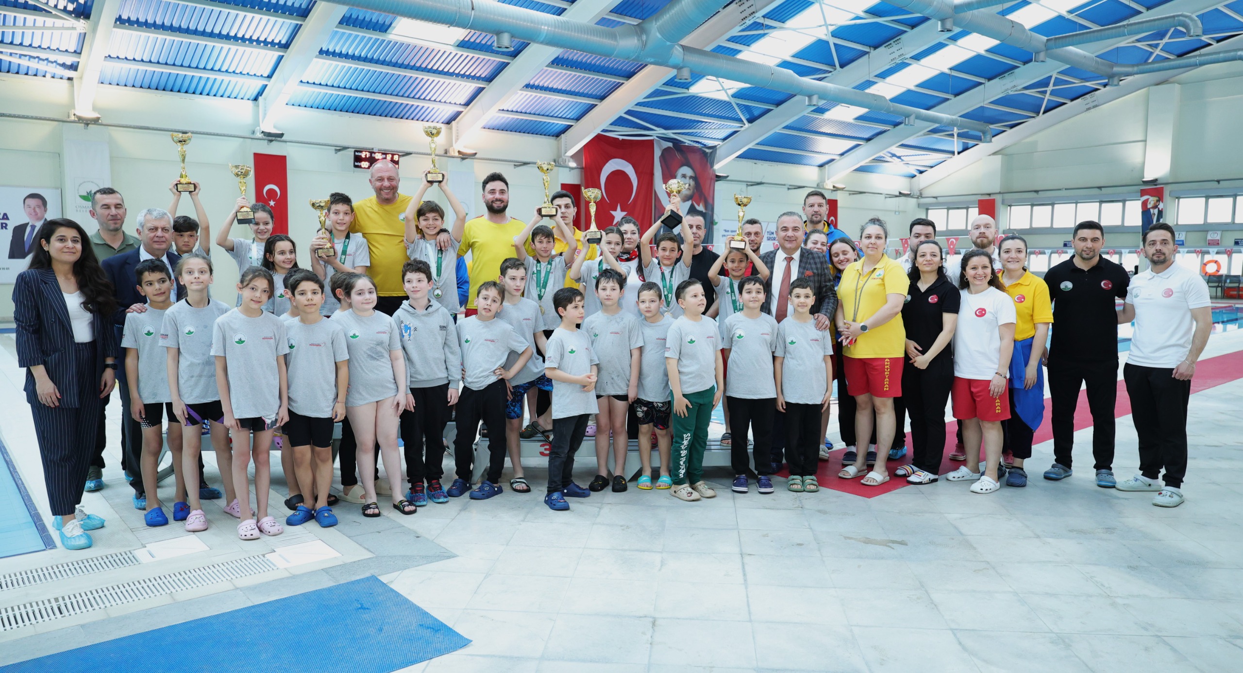 Osmangazi Yüzme Şenliği’nde Kazananlar Kupalarını